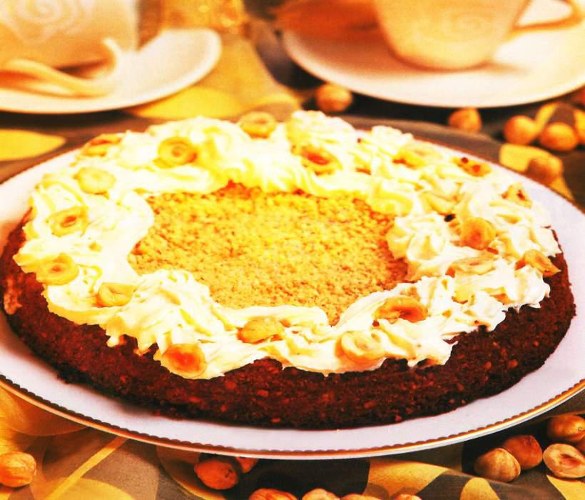 کیک فندقی